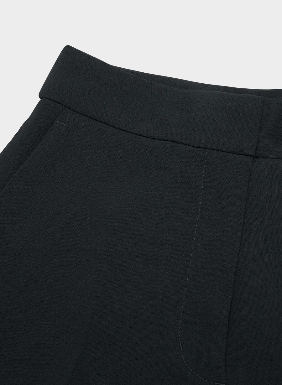 limitless short curve-fit mini – crepette svart