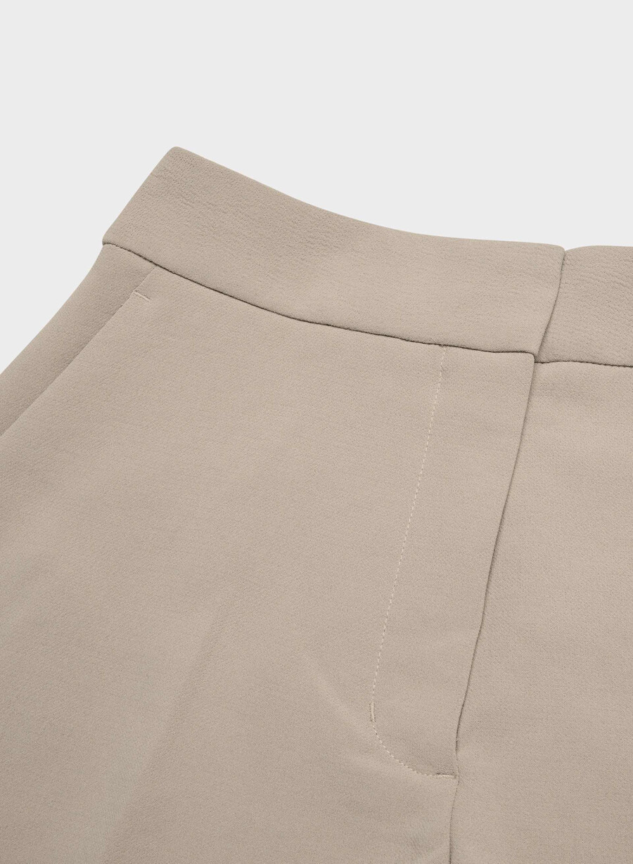 limitless short curve-fit mini – crepette nomad taupe