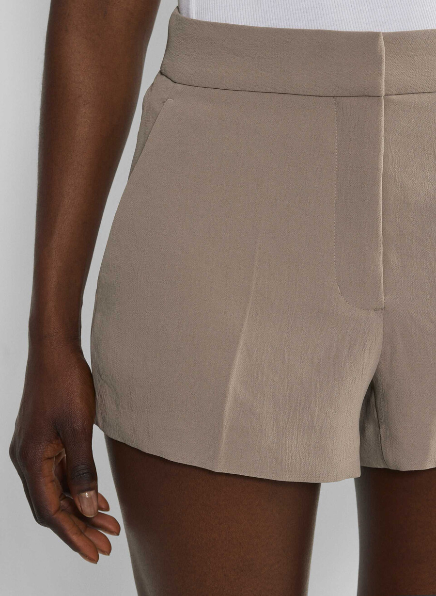 limitless short curve-fit mini – crepette nomad taupe