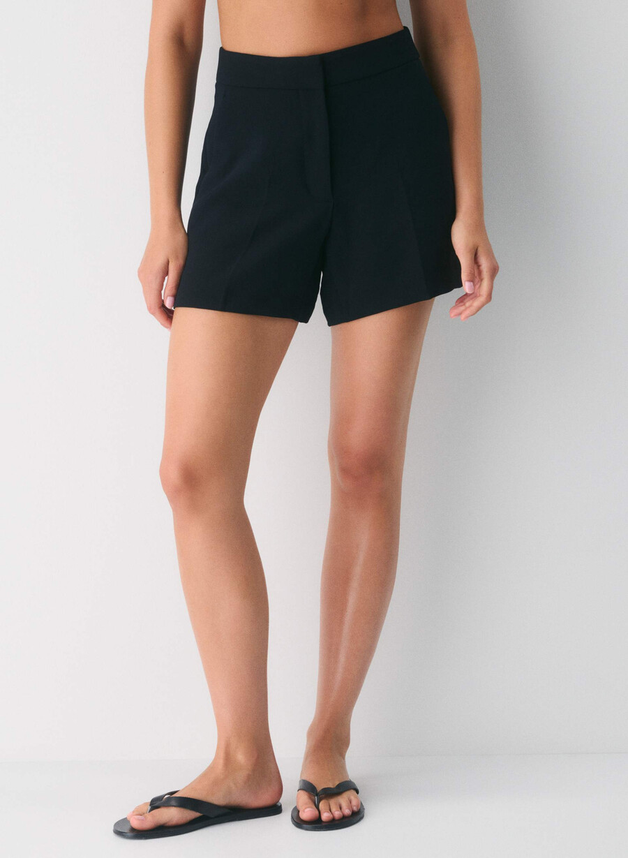limitless short curve-fit mid-thigh – crepette svart