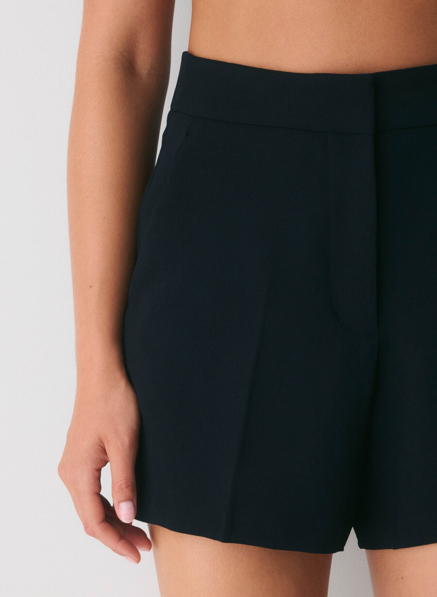 limitless short curve-fit mid-thigh – crepette svart