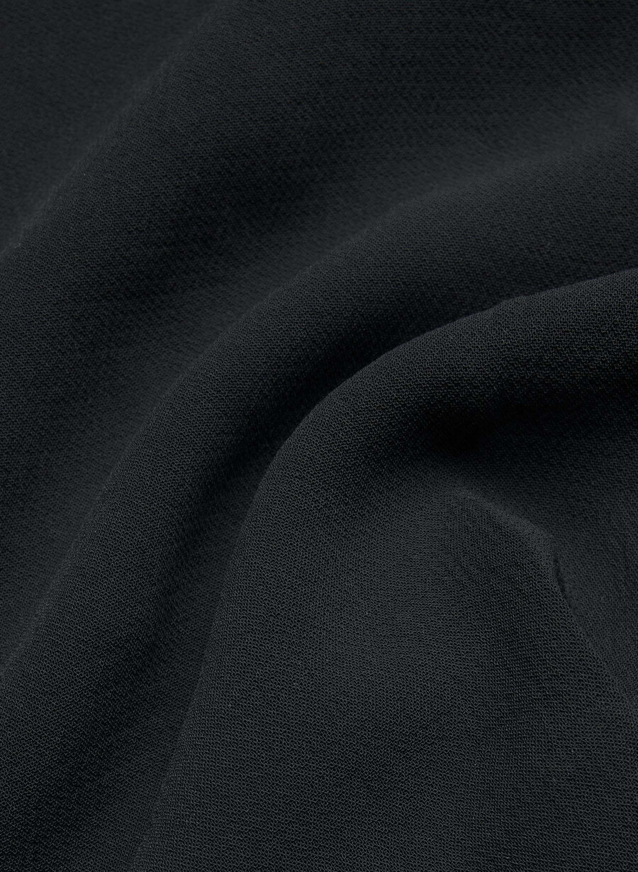 limitless short curve-fit mid-thigh – crepette svart