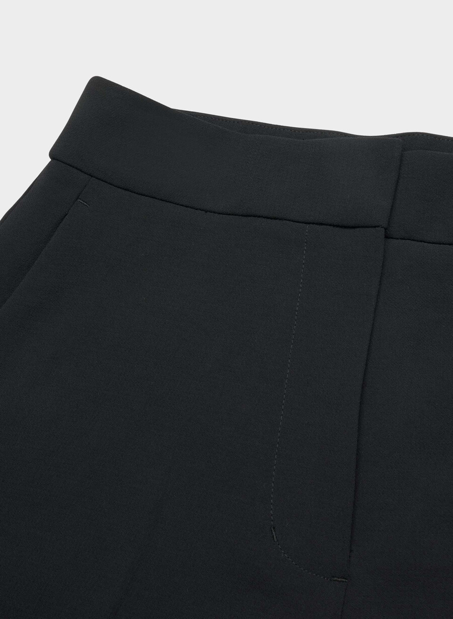 limitless short curve-fit mid-thigh – crepette svart