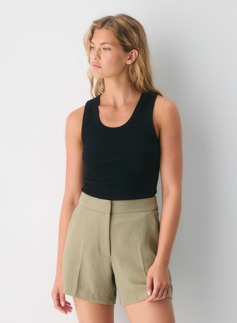 limitless short curve-fit mid-thigh – crepette soltØrket oliven