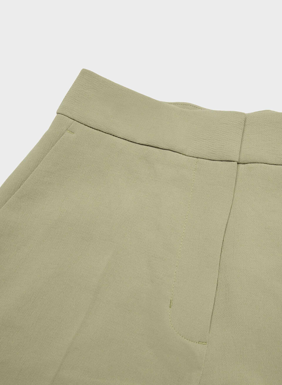 limitless short curve-fit mid-thigh – crepette soltØrket oliven