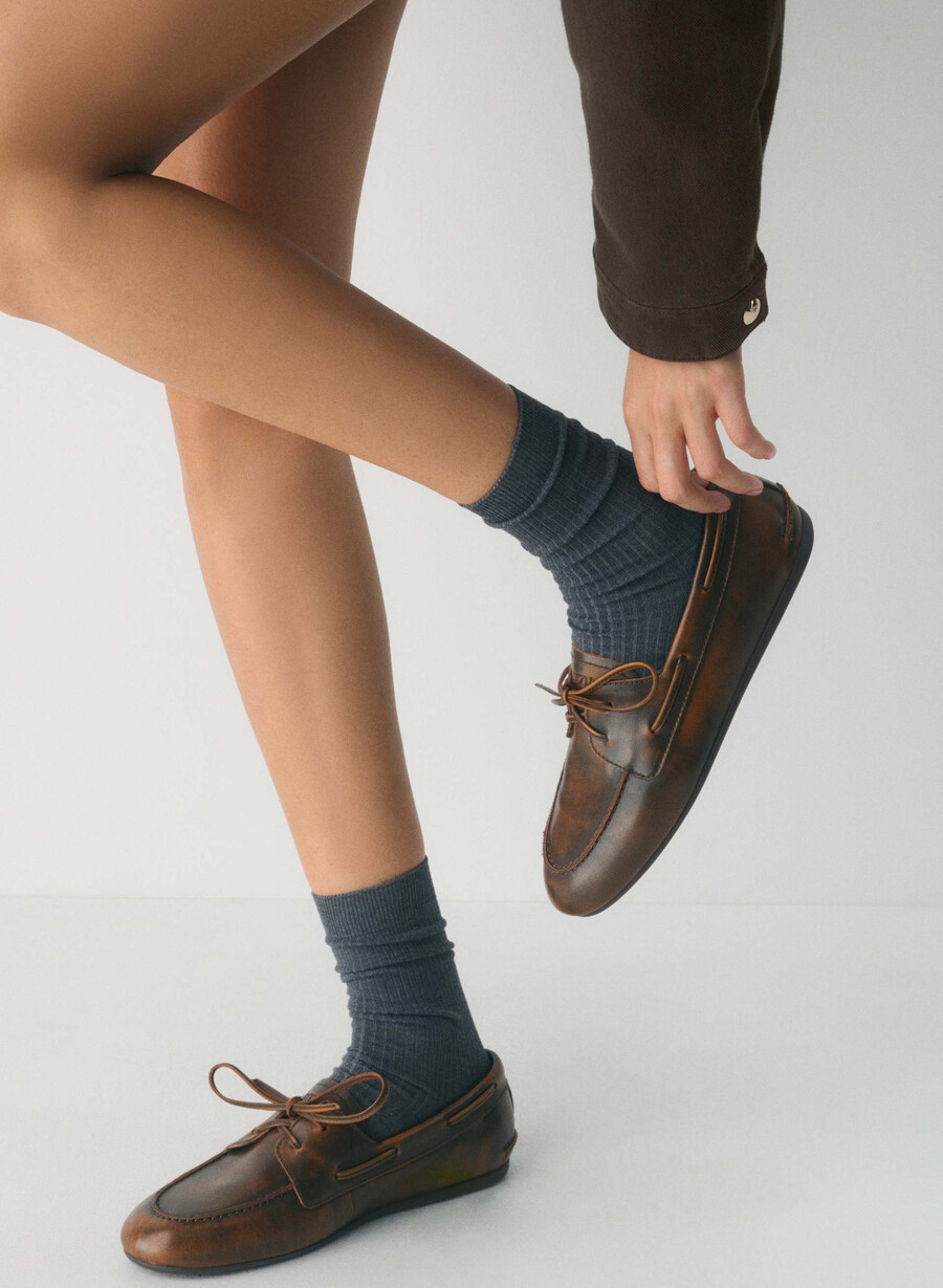 sperry x aritzia slim boat shoe - glatt skinn distressed choc brown