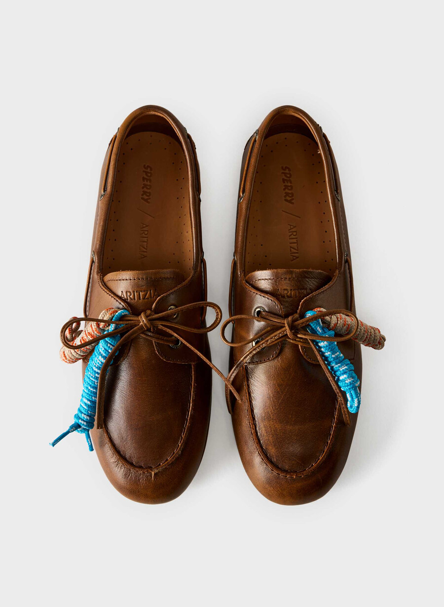 sperry x aritzia slim boat shoe - glatt skinn distressed choc brown