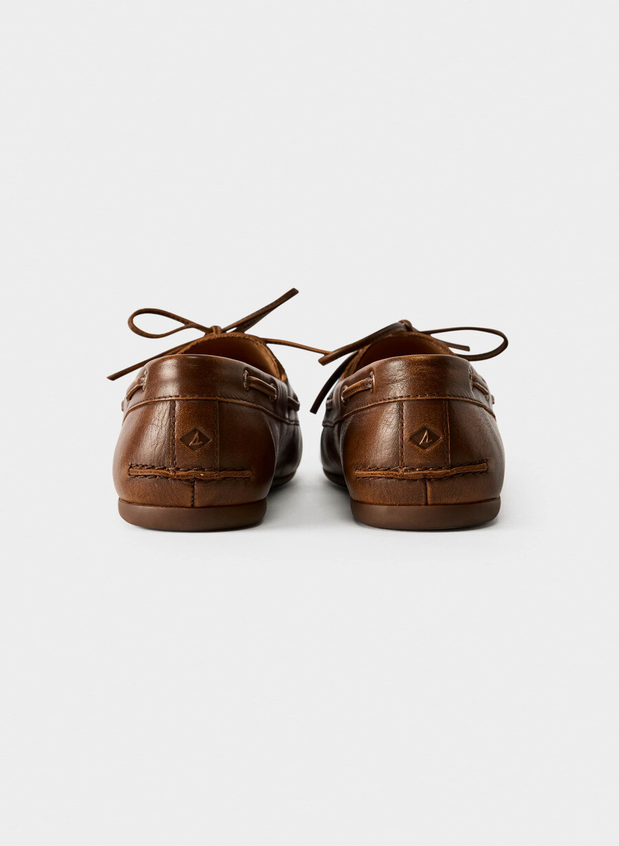 sperry x aritzia slim boat shoe - glatt skinn distressed choc brown