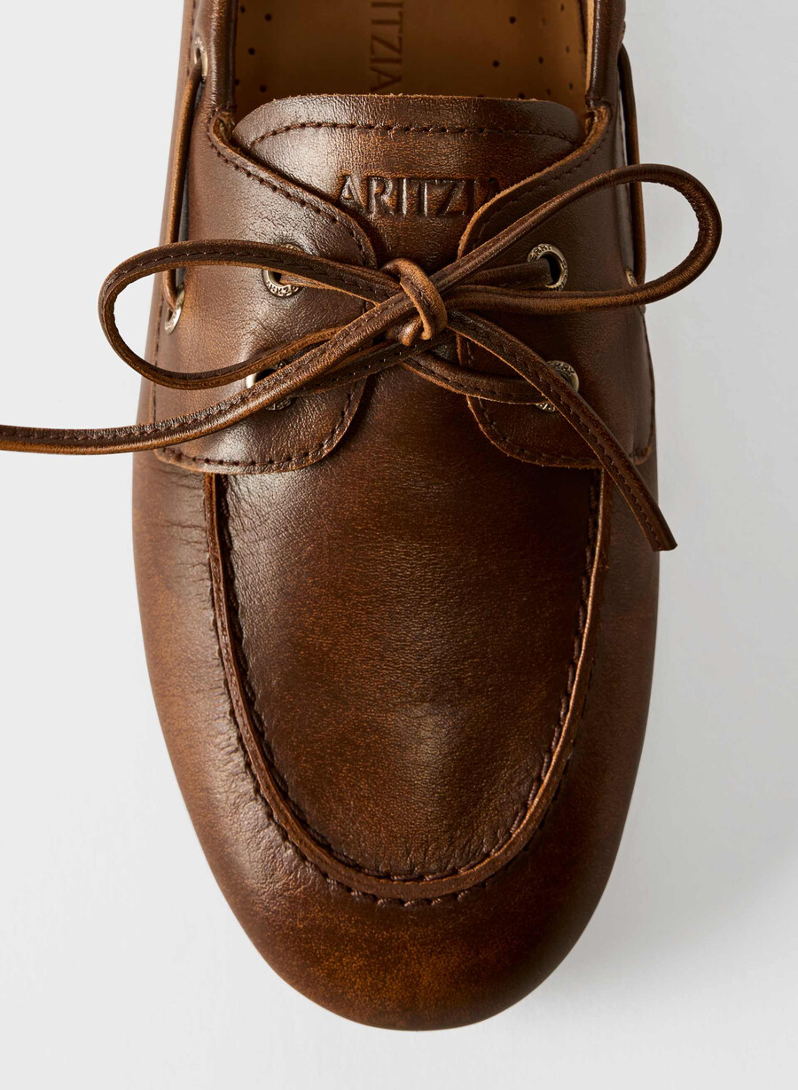 sperry x aritzia slim boat shoe - glatt skinn distressed choc brown