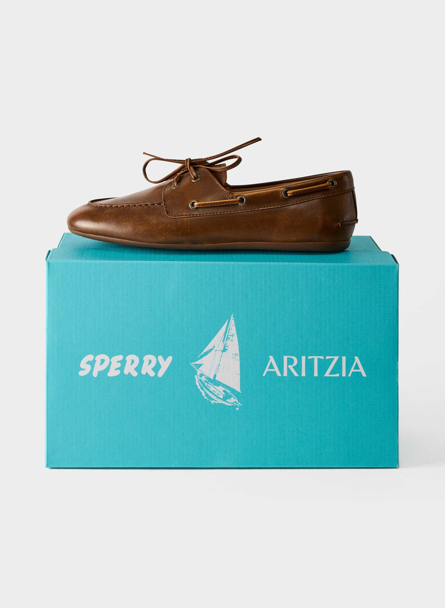 sperry x aritzia slim boat shoe - glatt skinn distressed choc brown