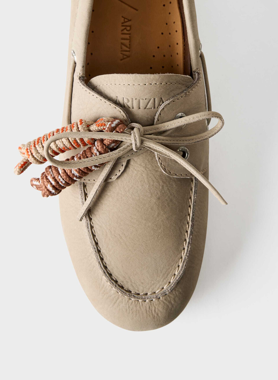 sperry x aritzia slim boat shoe - nubuck leather mainstay beige