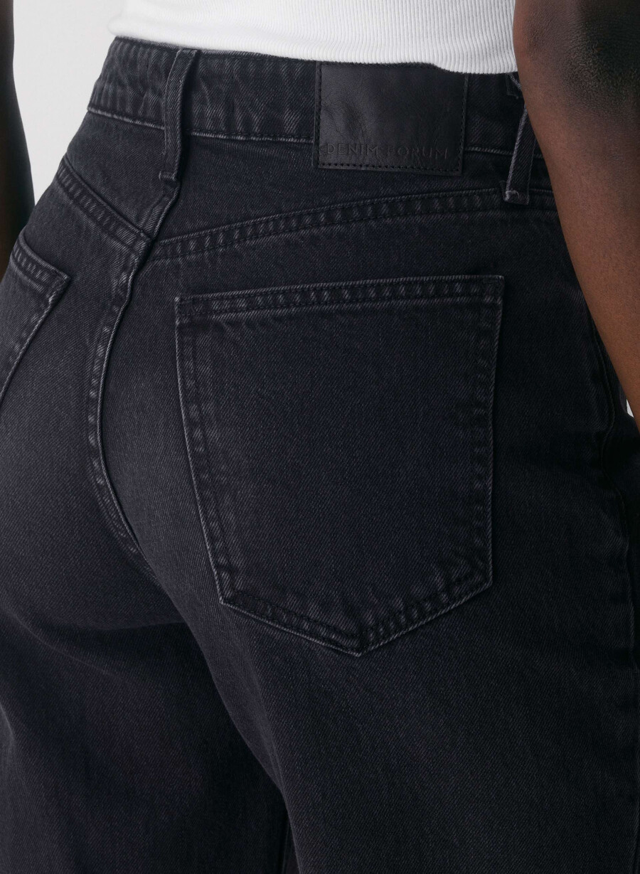 denim forum farrah curve-fit hi-rise wide jean svart eyeliner