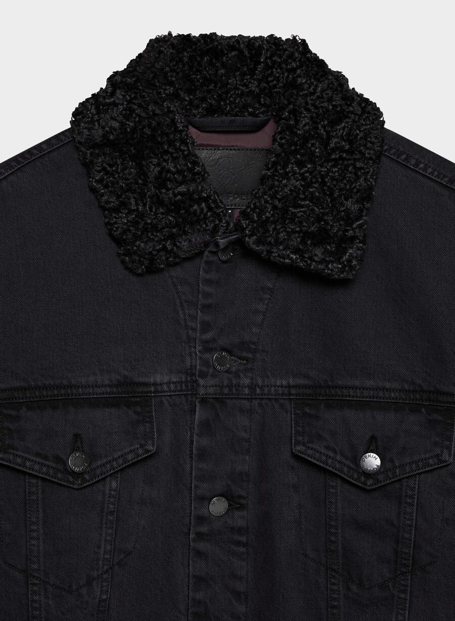 denim forum 90-tallets vintage sherpa-dongerijakke svart eyeliner
