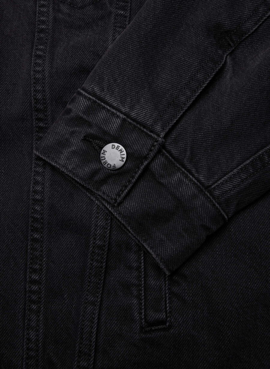 denim forum 90-tallets vintage sherpa-dongerijakke svart eyeliner