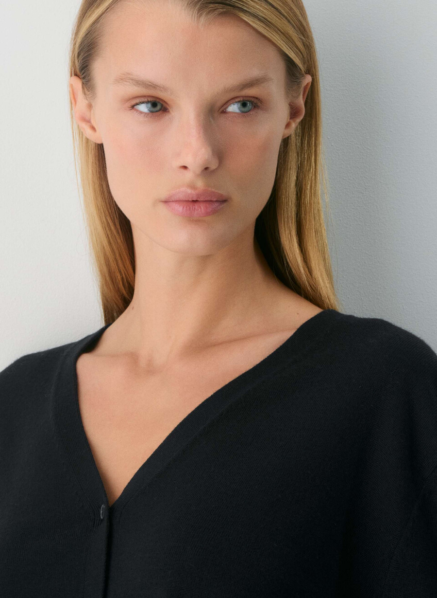 bare merinoull cardigan med v-hals svart