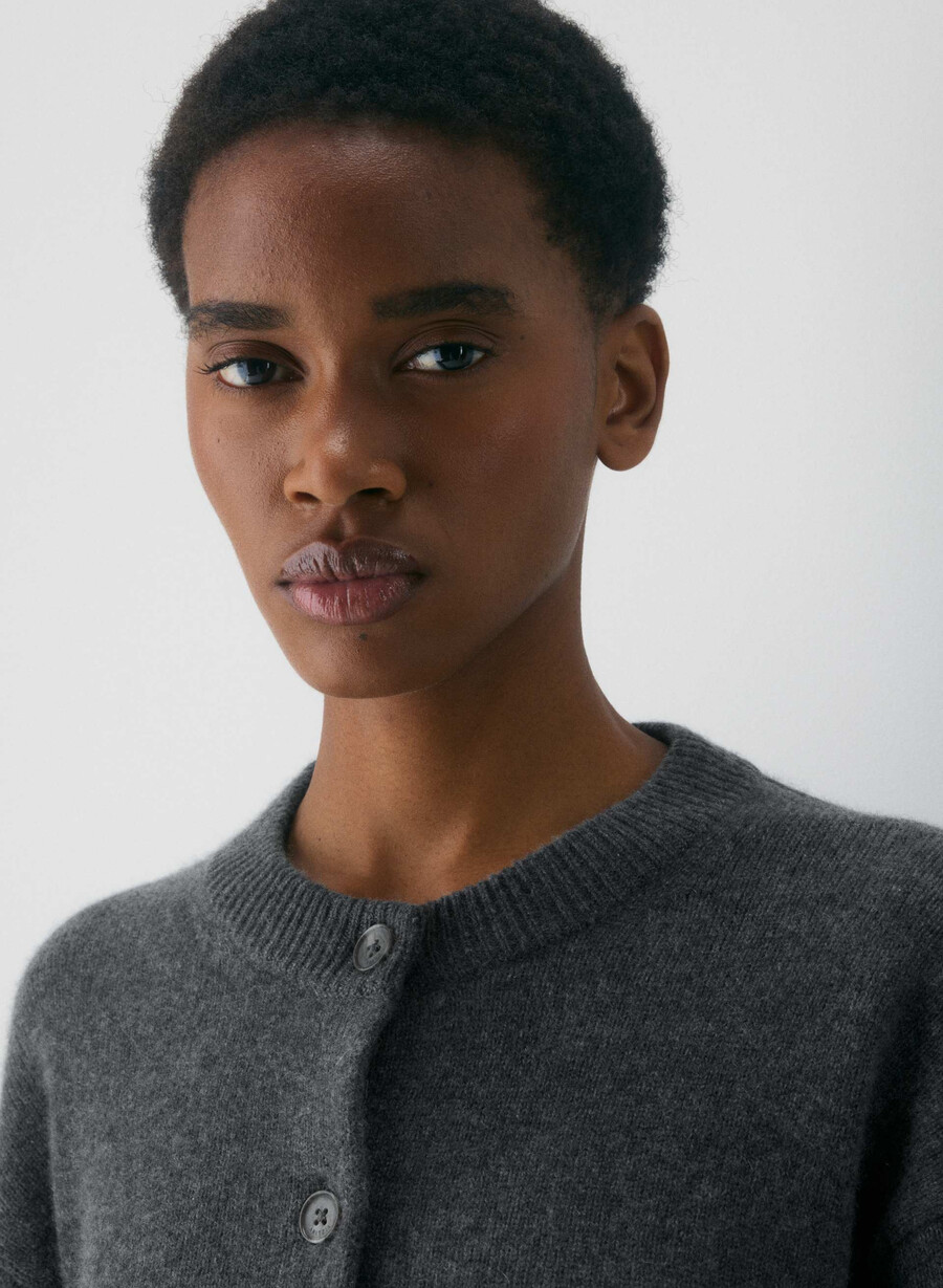 essential cashmere allegory cardigan lynggrønn