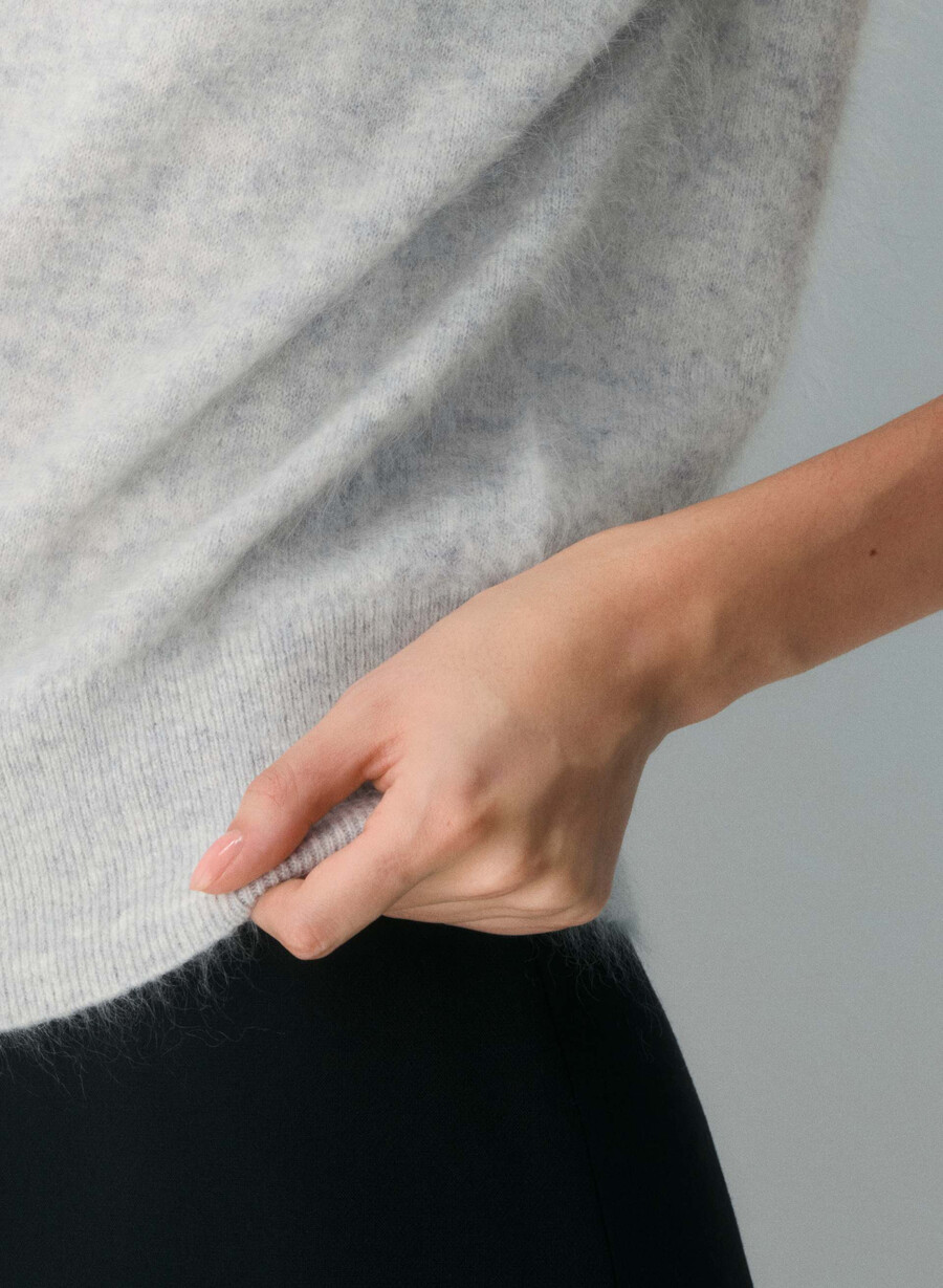 børstet kasjmir kortermet genser i melange med kromdetaljer
