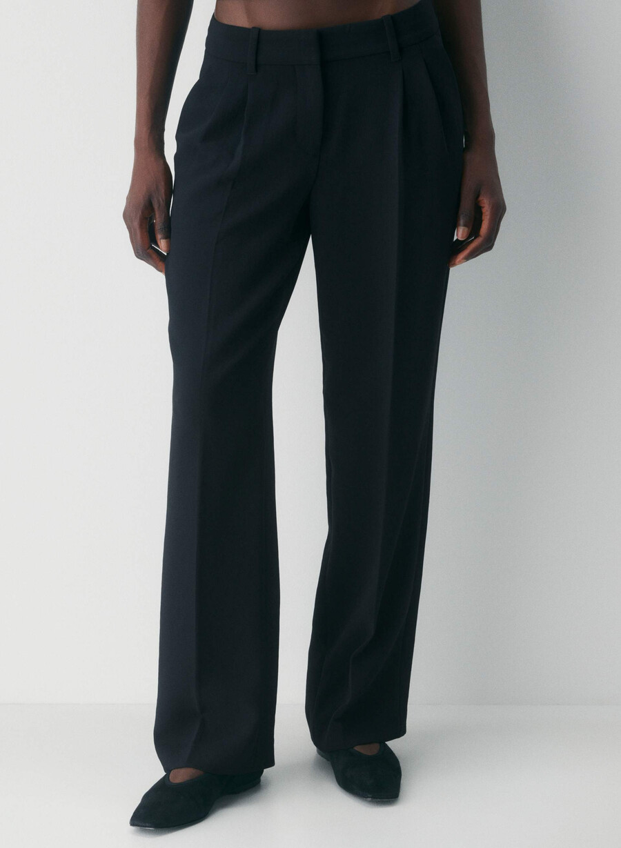 the effortless pant curve-fit lo-rise – crepette svart