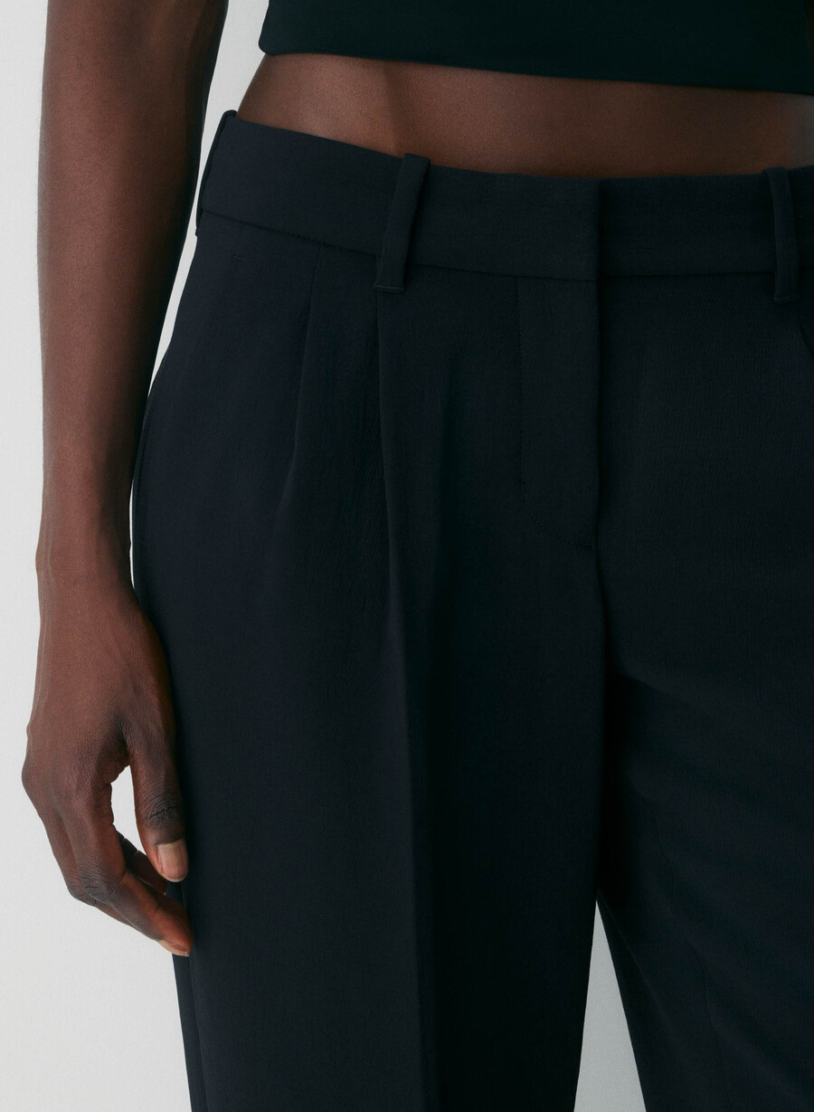 the effortless pant curve-fit lo-rise – crepette svart