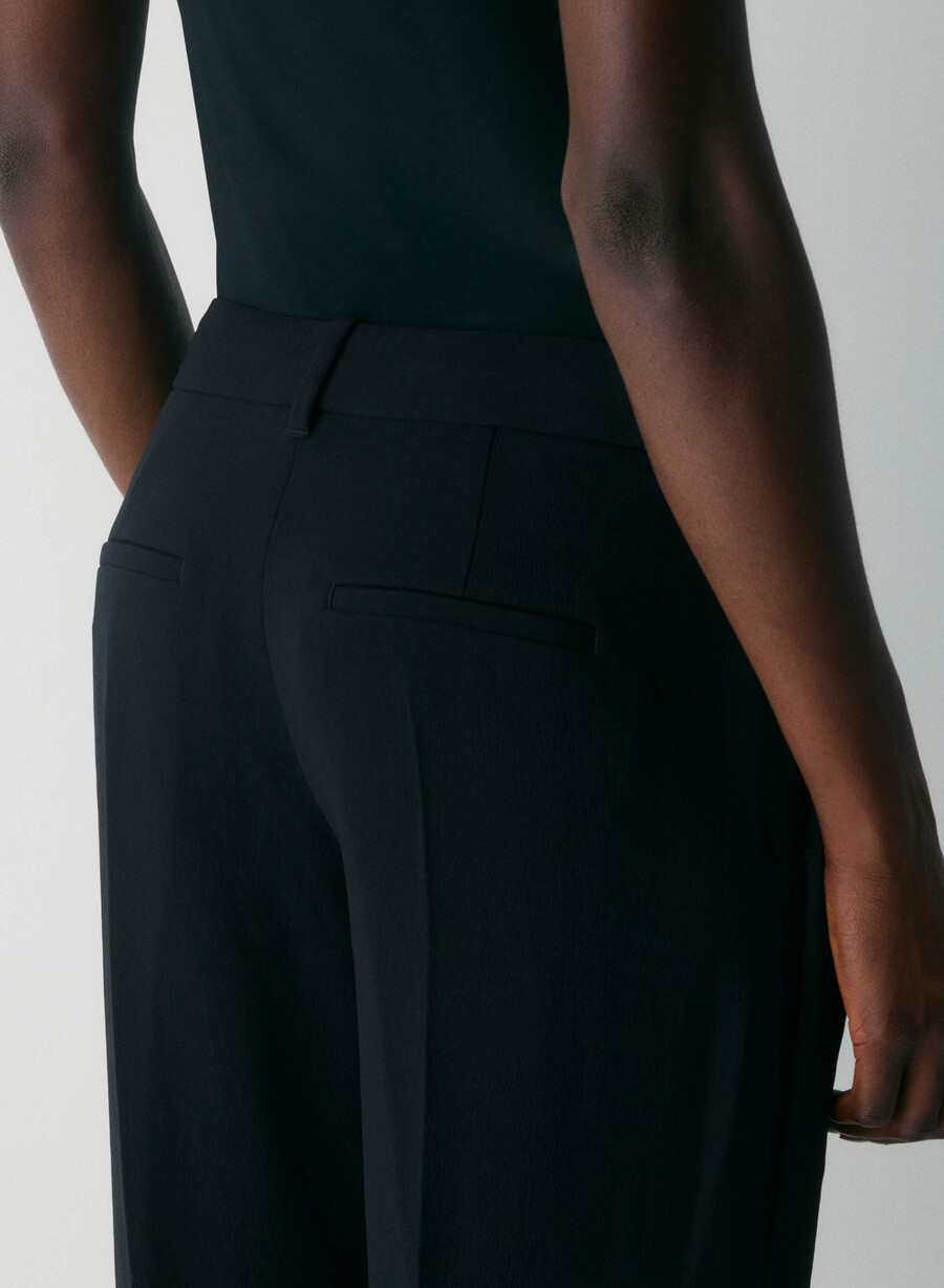 the effortless pant curve-fit lo-rise – crepette svart
