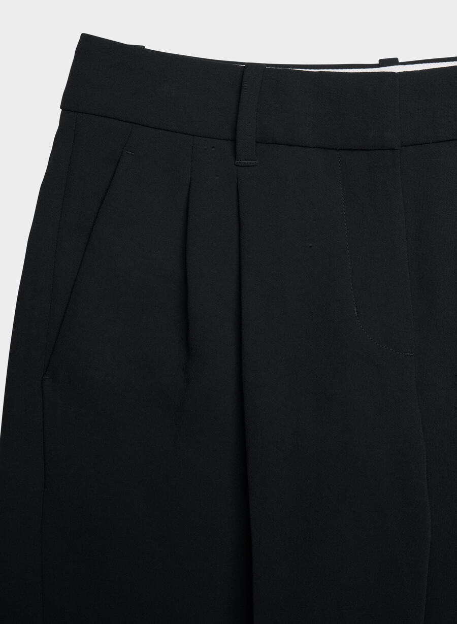 the effortless pant curve-fit lo-rise – crepette svart