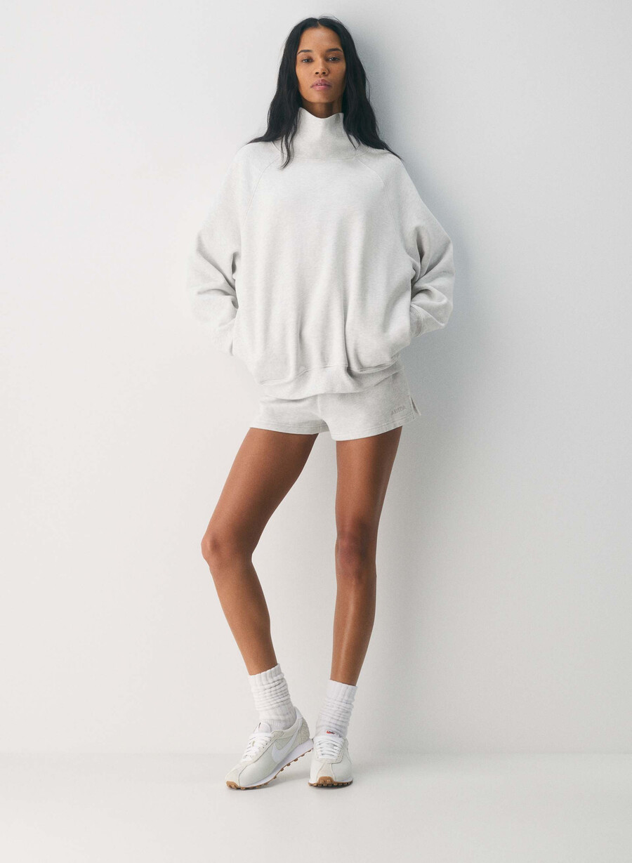 koselig svettefleece mega raglan-hals med trakthals heather cloud white