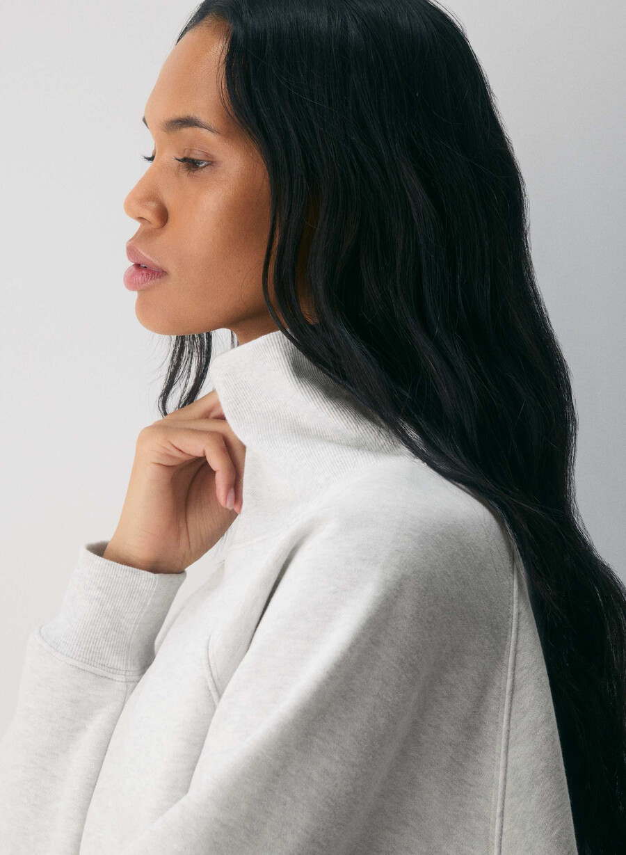 koselig svettefleece mega raglan-hals med trakthals heather cloud white