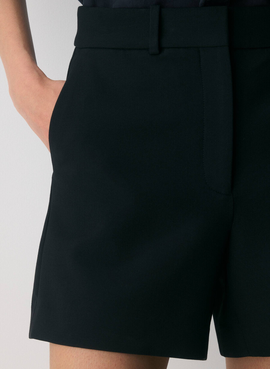 new agency mid-large shorts svart