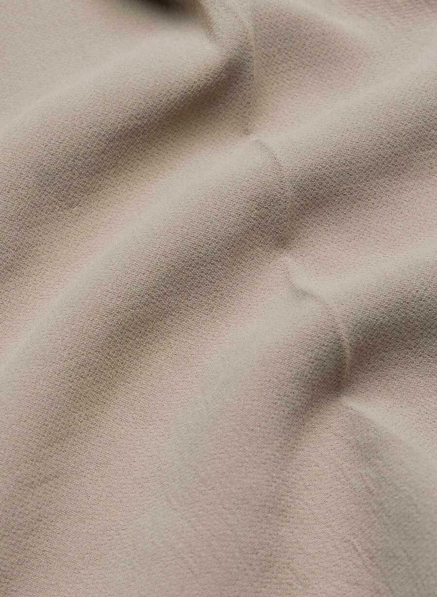 the effortless short mid-thigh – crepette nomad taupe