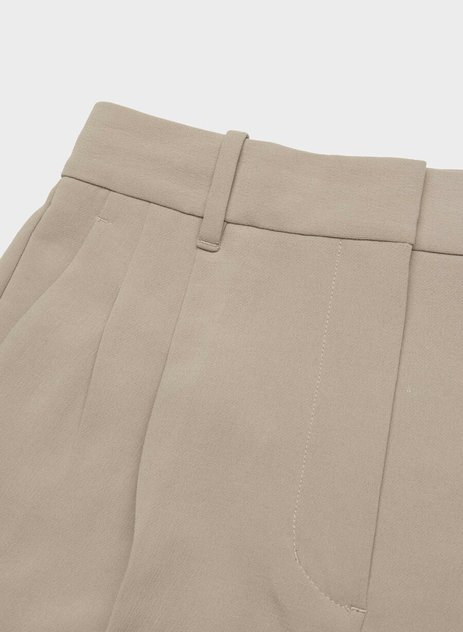 the effortless short mid-thigh – crepette nomad taupe