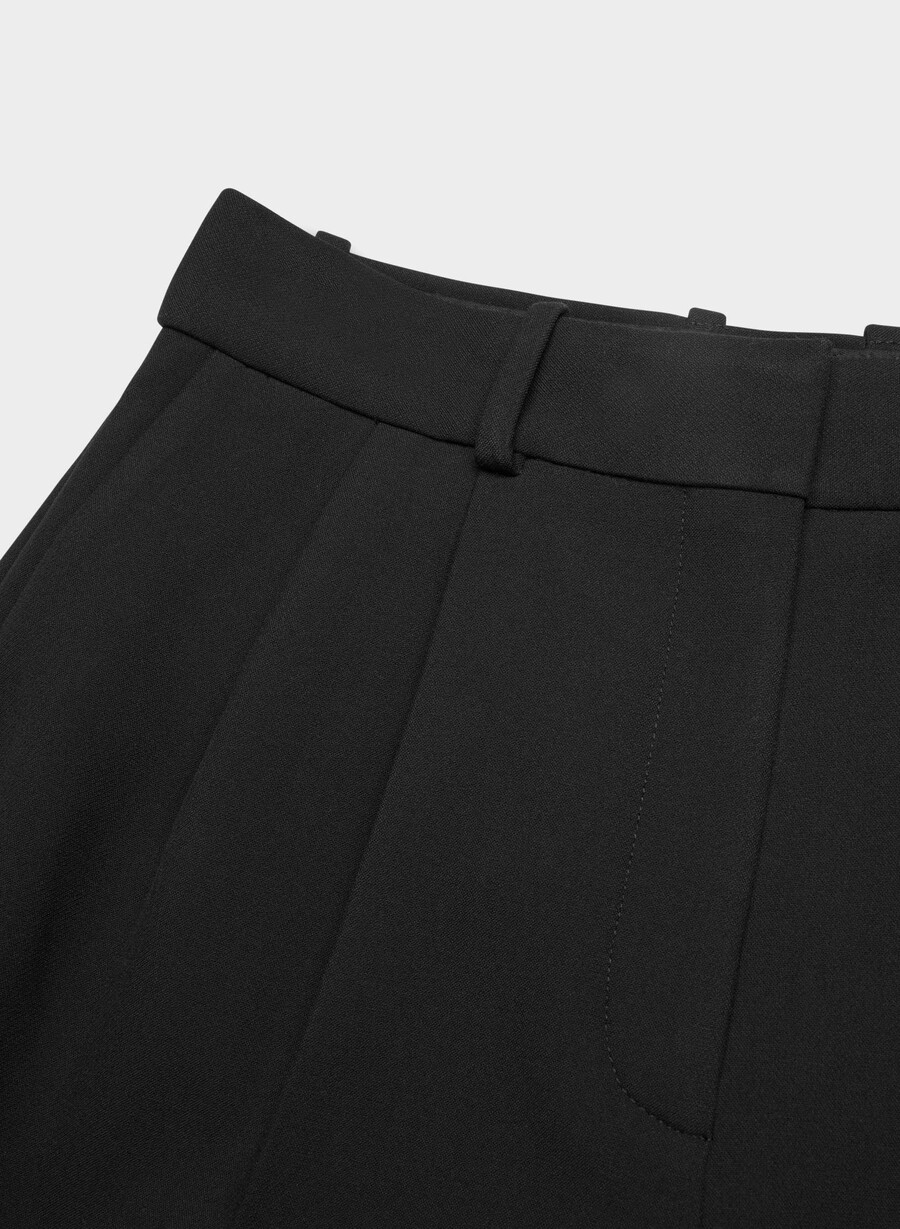 plisset midt-lår shorts svart