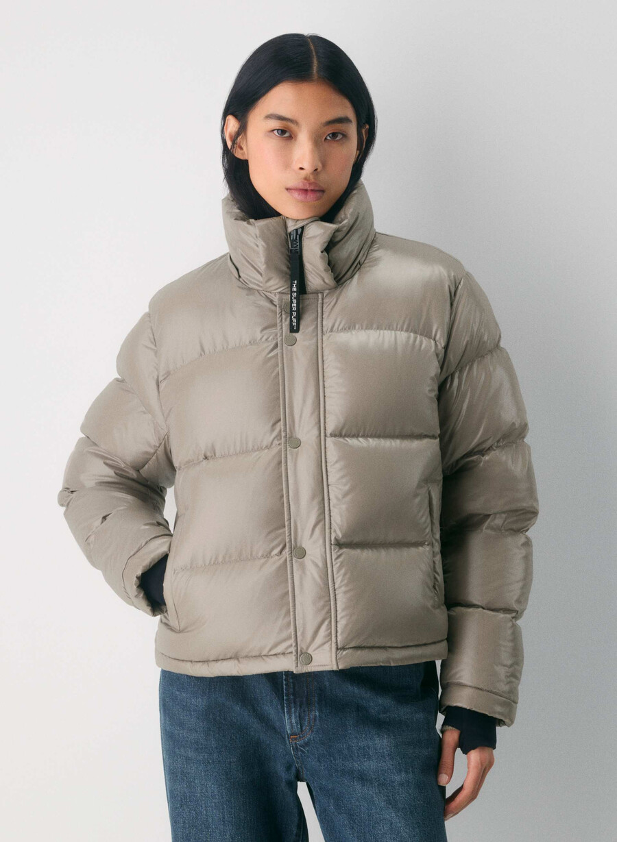the super puff shorty - høyglanset moderne taupe
