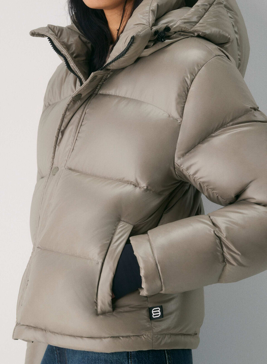 the super puff shorty - høyglanset moderne taupe