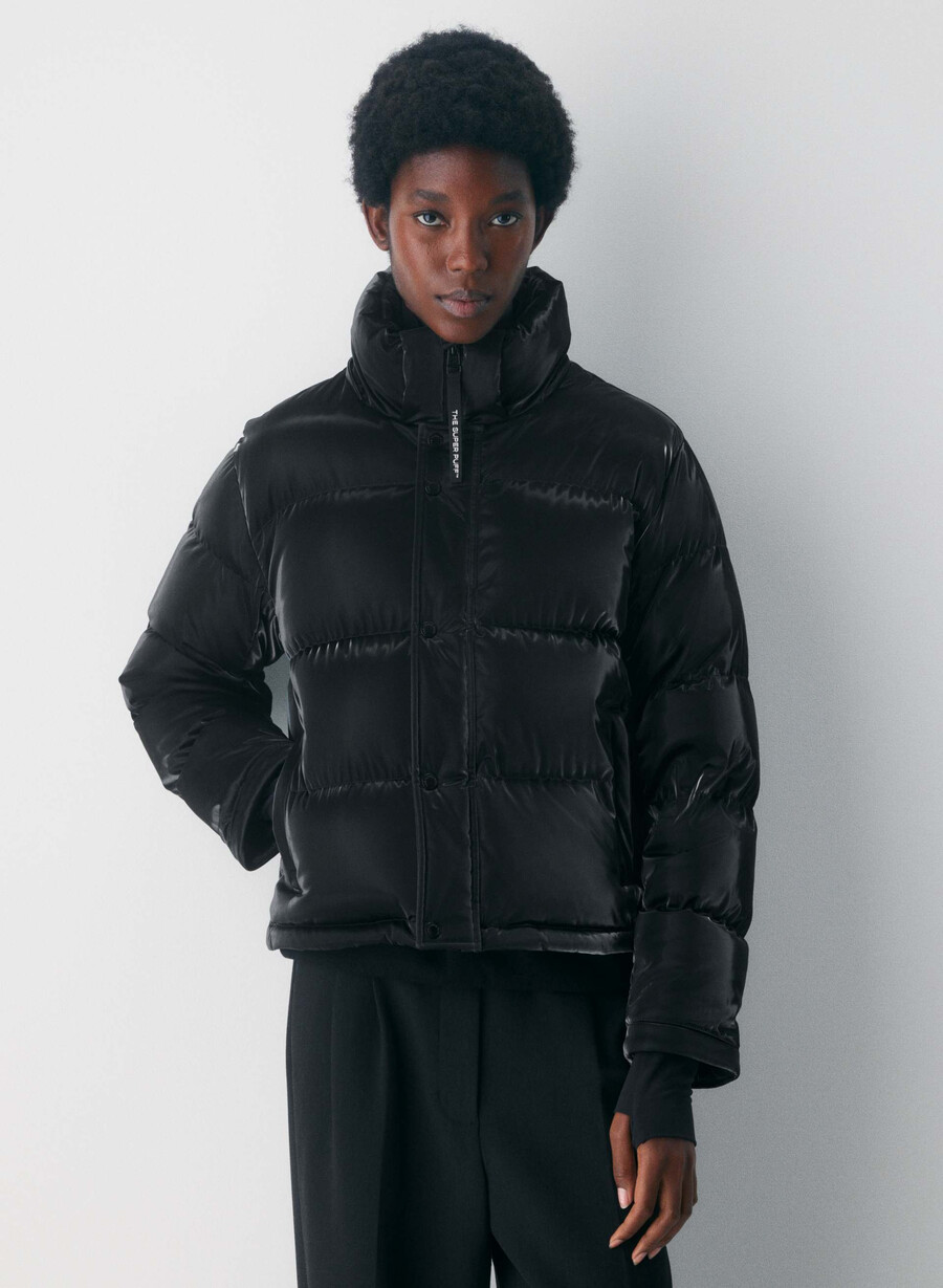 the super puff shorty – flytende glans svart