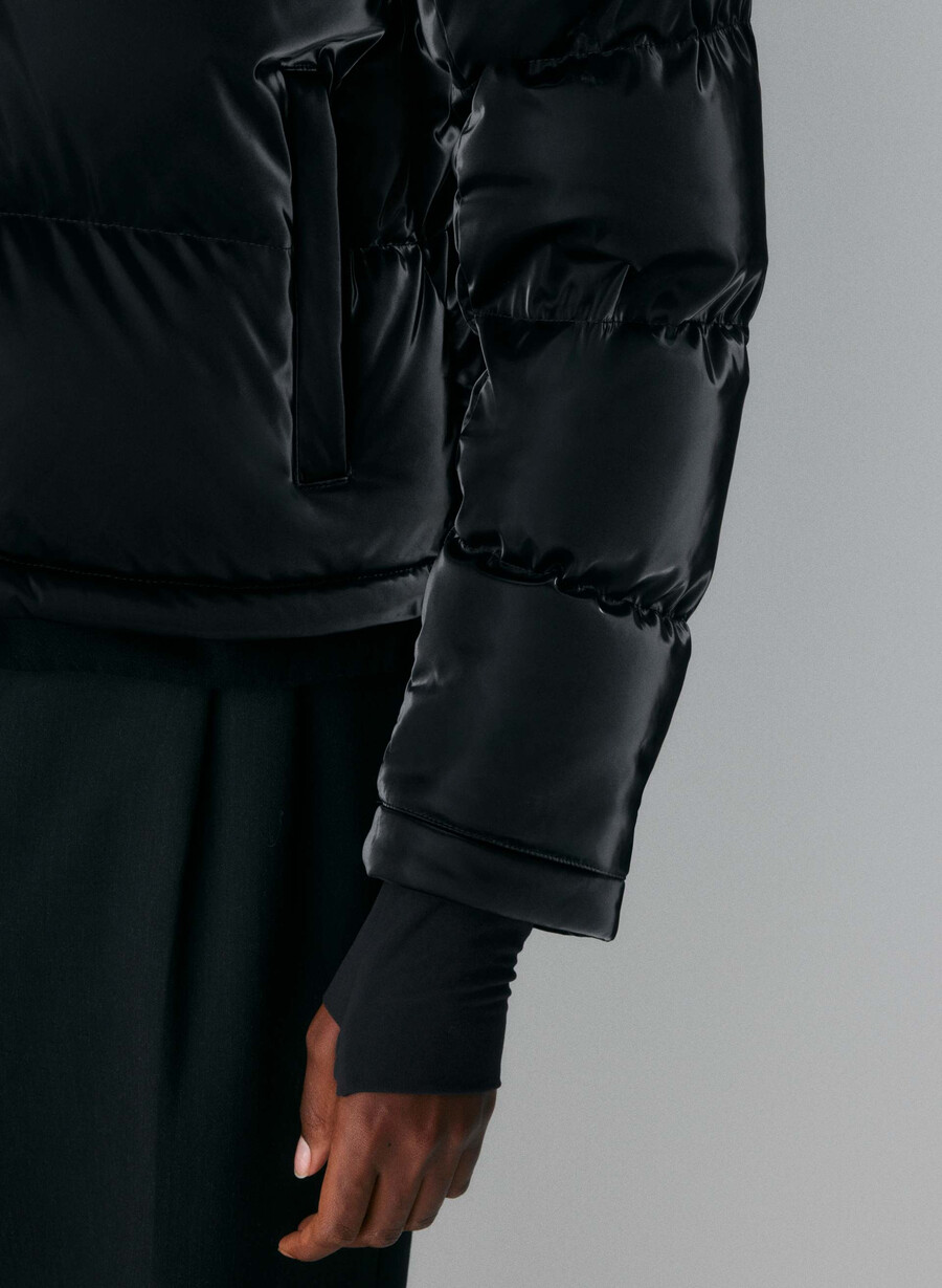 the super puff shorty – flytende glans svart