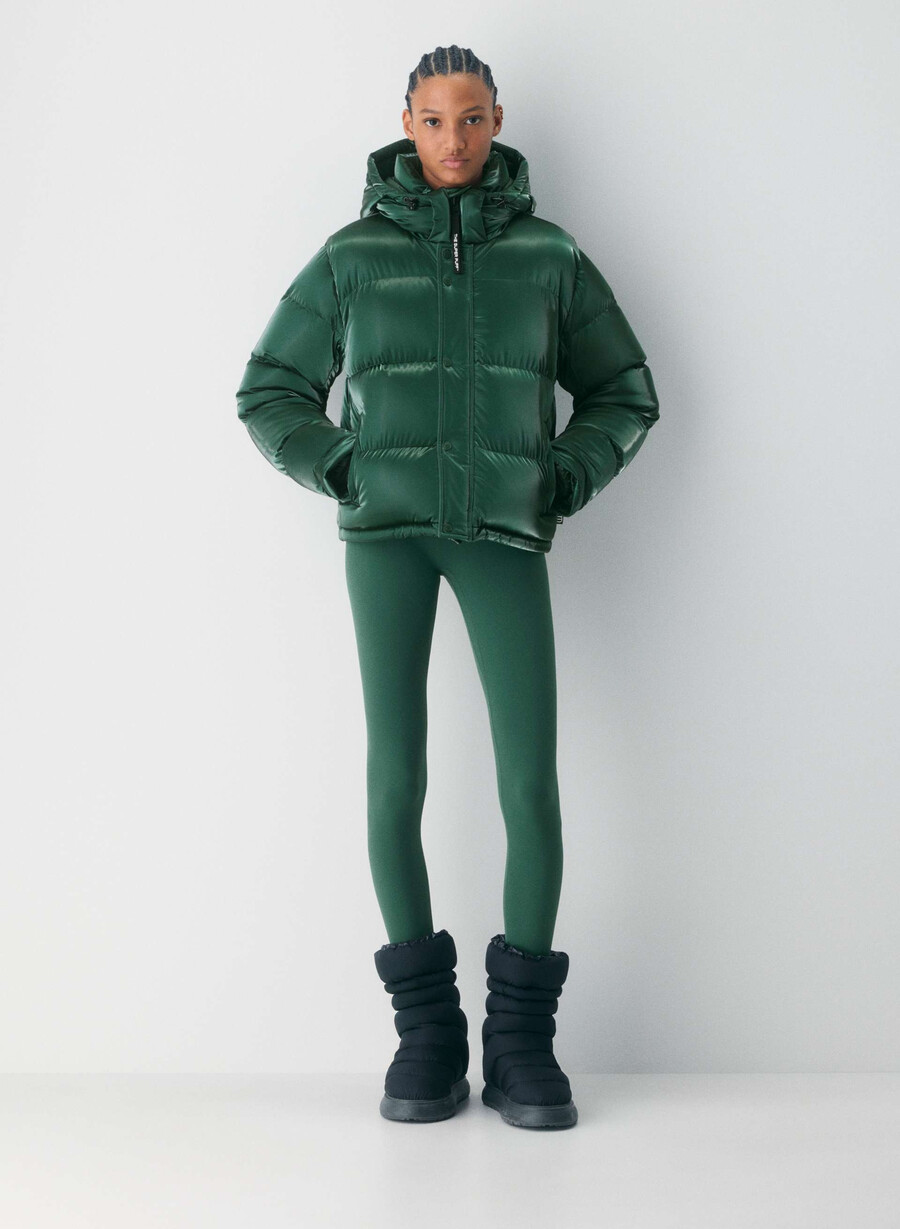 the super puff shorty – flytende glans campus green