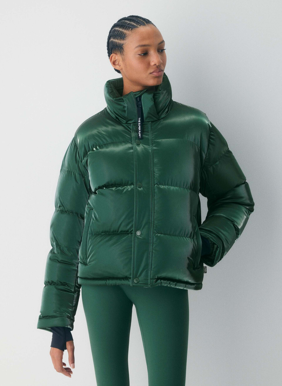 the super puff shorty – flytende glans campus green