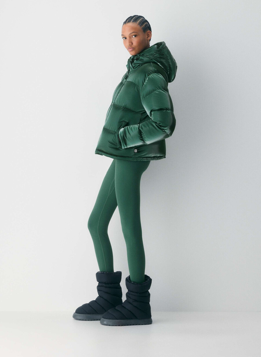 the super puff shorty – flytende glans campus green