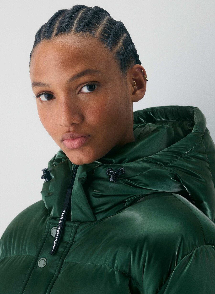 the super puff shorty – flytende glans campus green
