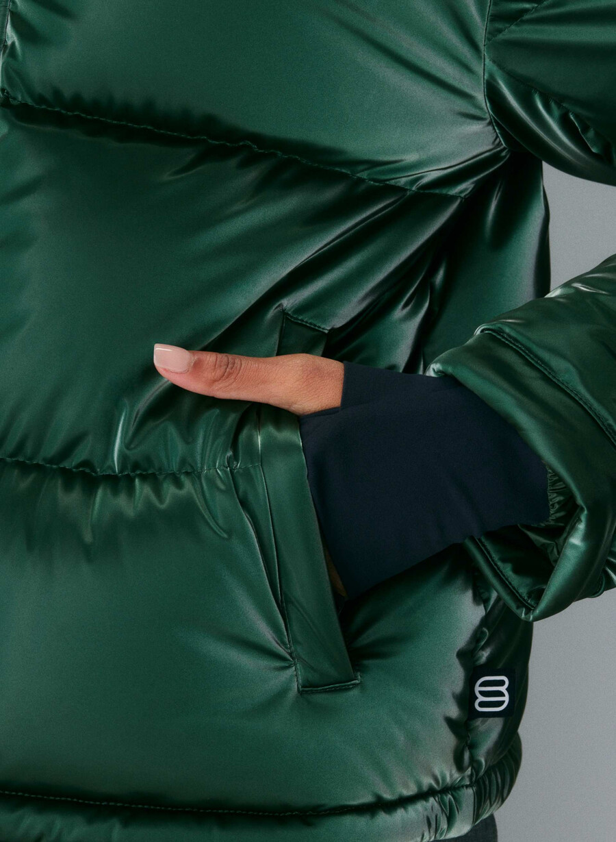 the super puff shorty – flytende glans campus green