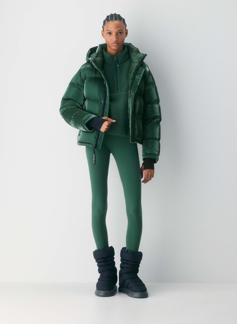 the super puff shorty – flytende glans campus green