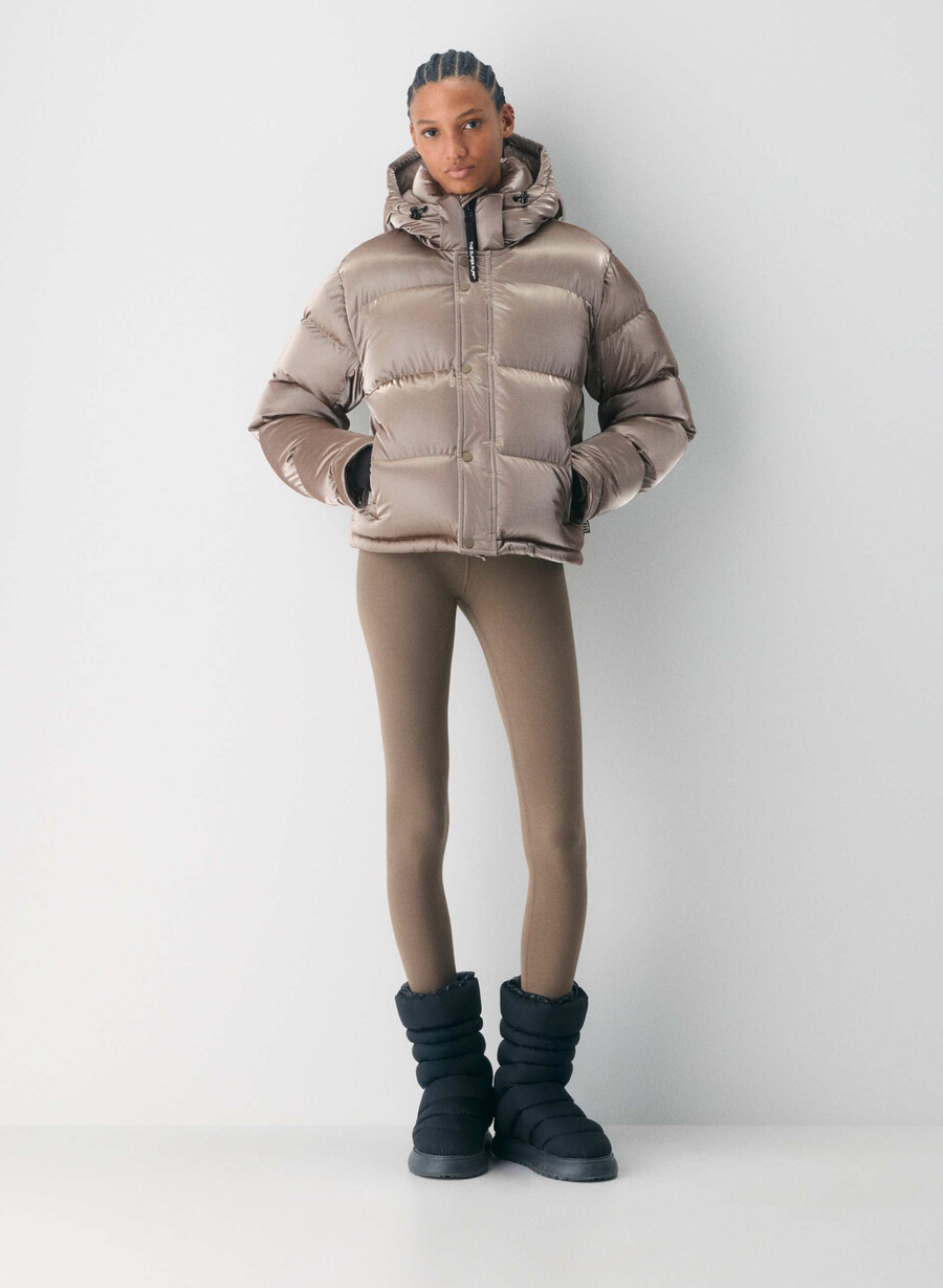 the super puff shorty – flytende glans moderne taupe