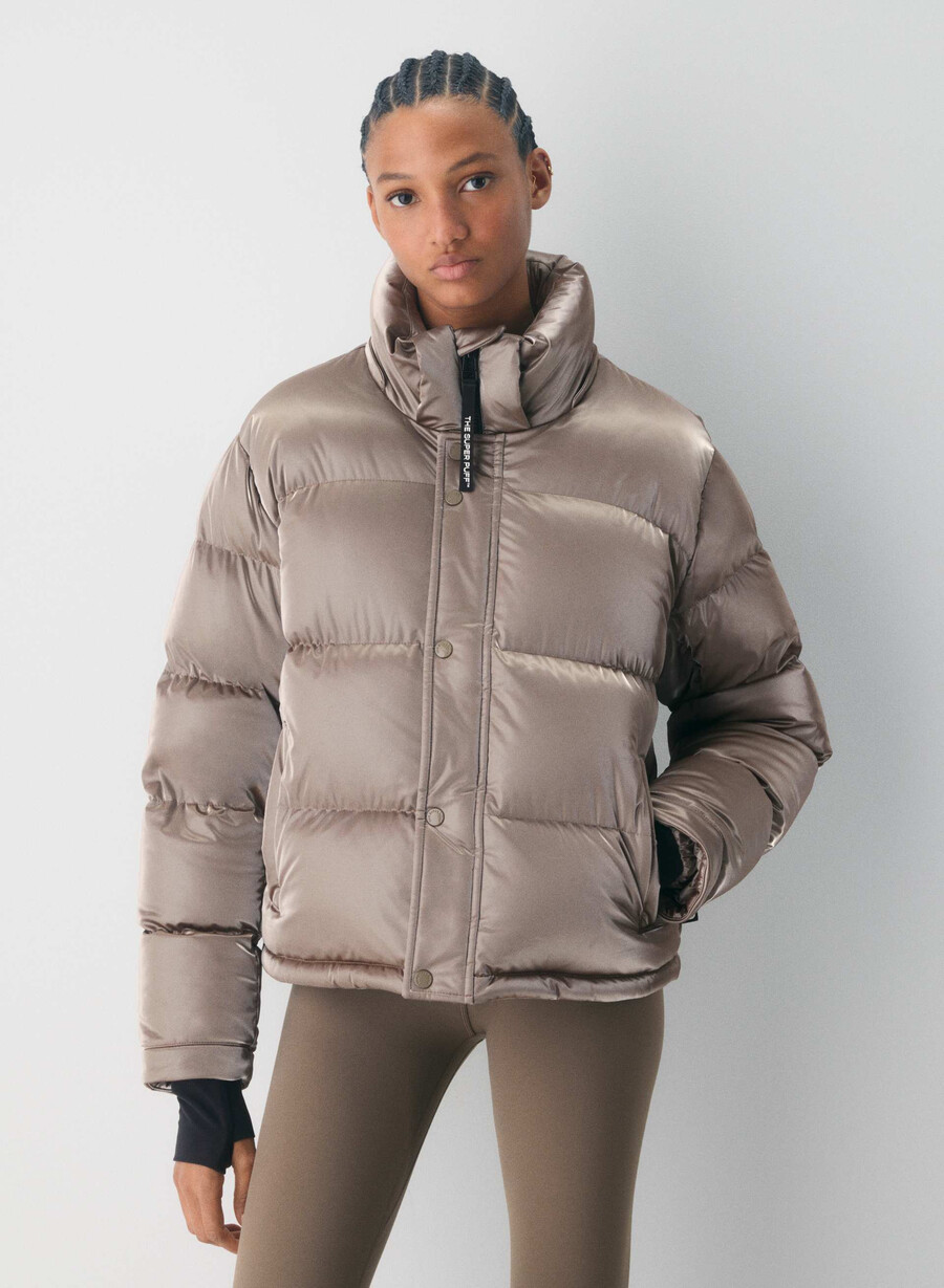 the super puff shorty – flytende glans moderne taupe