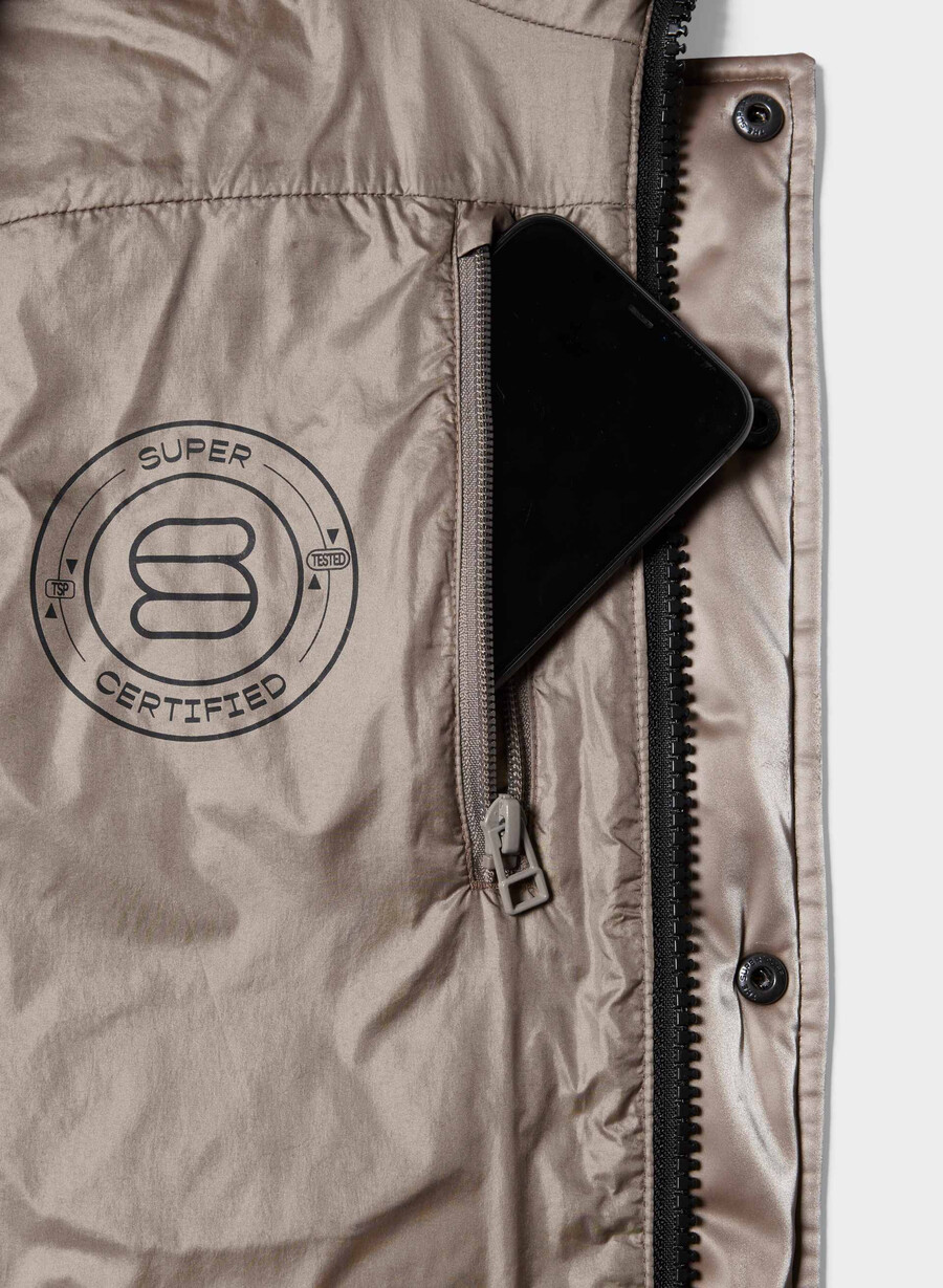 the super puff shorty – flytende glans moderne taupe