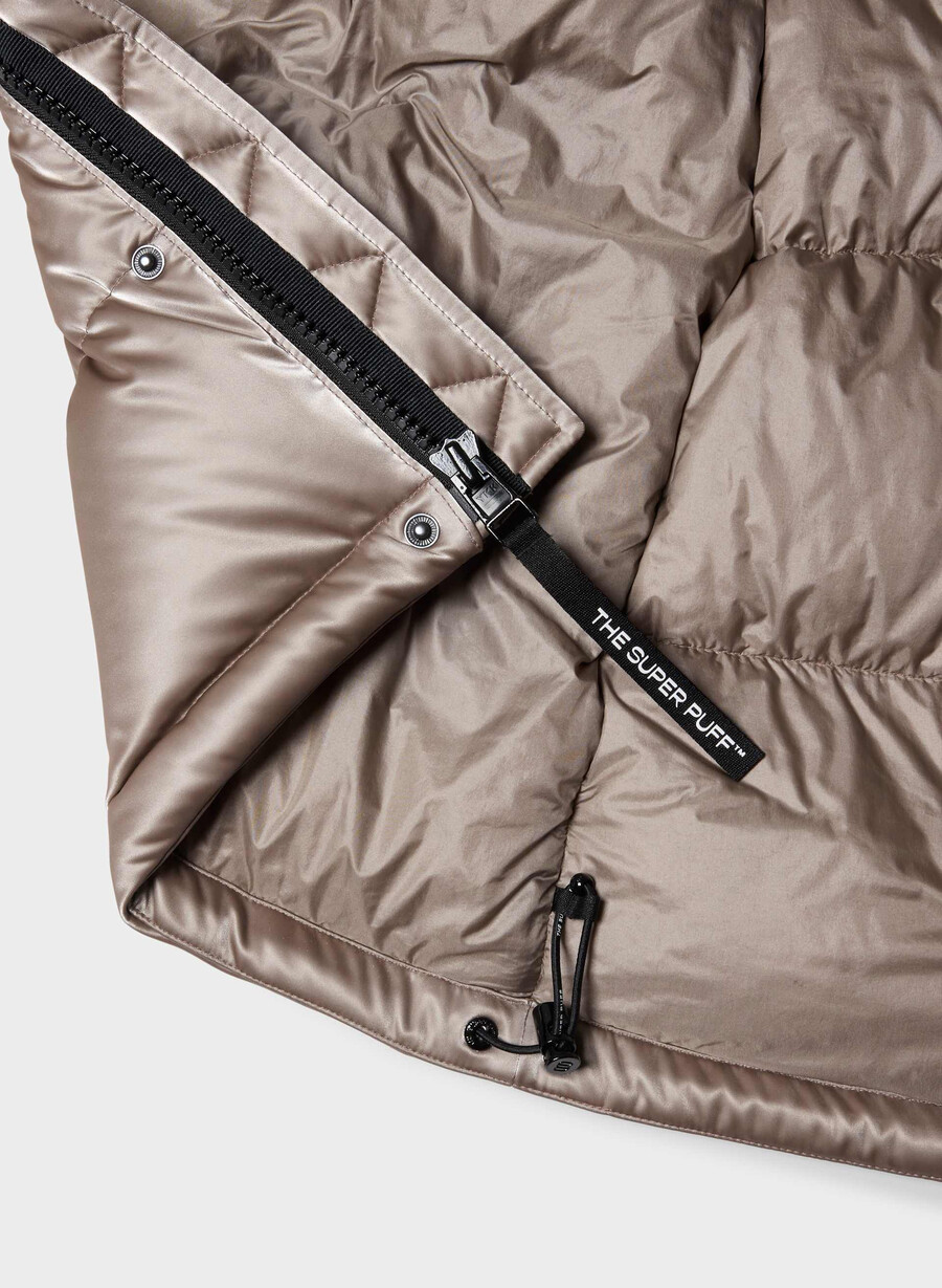 the super puff shorty – flytende glans moderne taupe