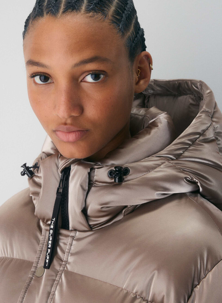 the super puff shorty – flytende glans moderne taupe