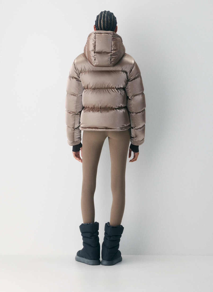 the super puff shorty – flytende glans moderne taupe