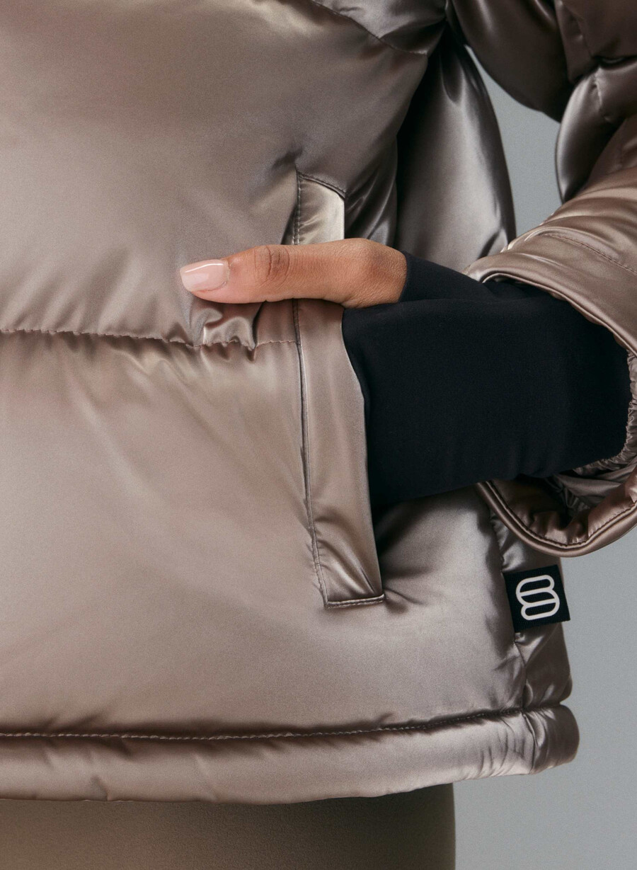the super puff shorty – flytende glans moderne taupe