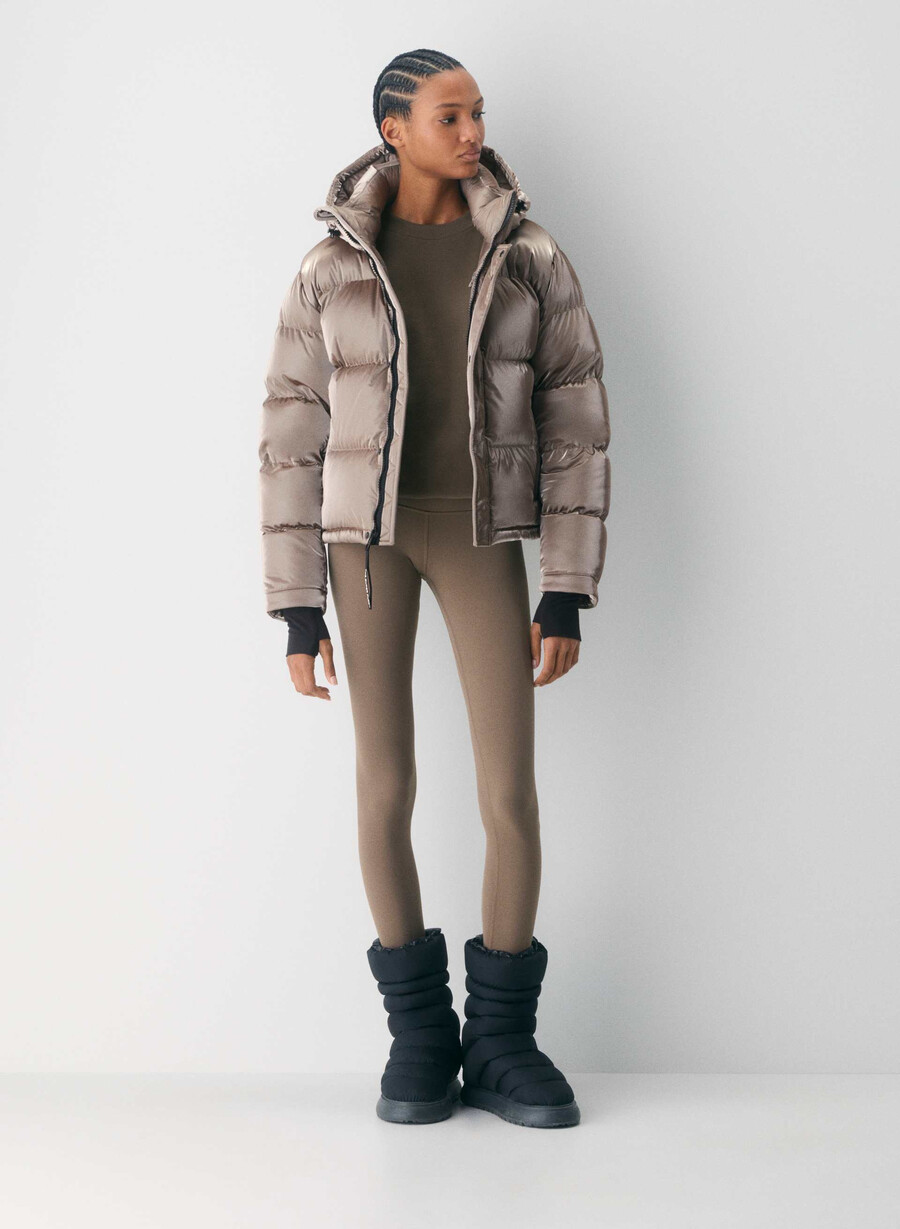 the super puff shorty – flytende glans moderne taupe