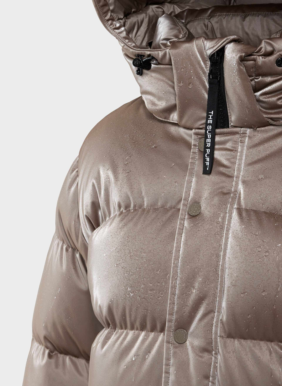 the super puff shorty – flytende glans moderne taupe